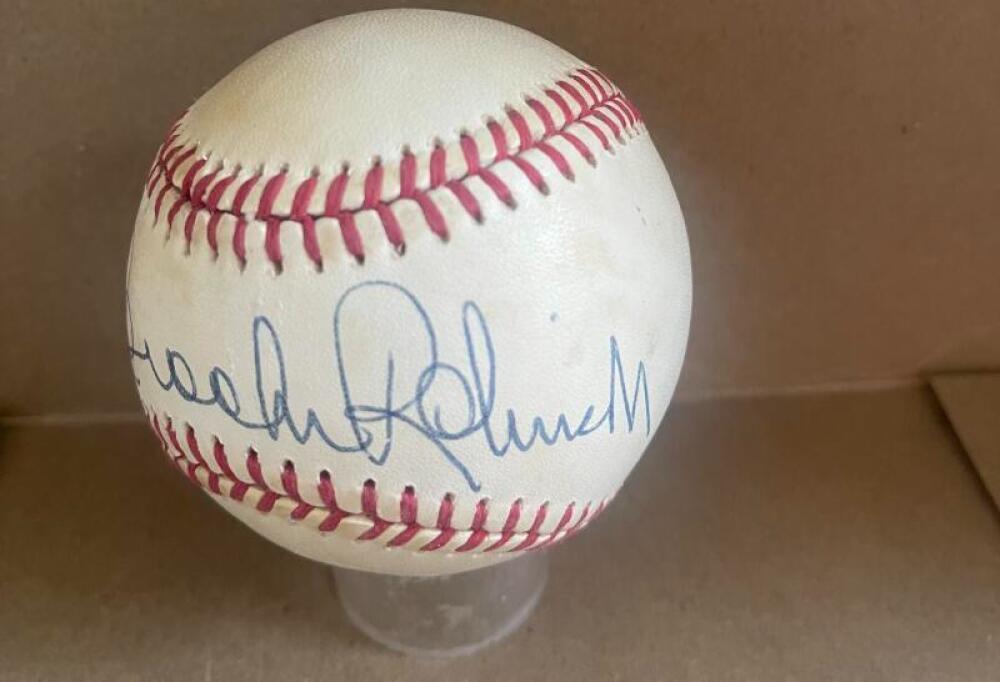 BROOKS ROBINSON ORIOLES SIGNED AUTO VINTAGE A.L. BASEBALL BECKETT AUTH