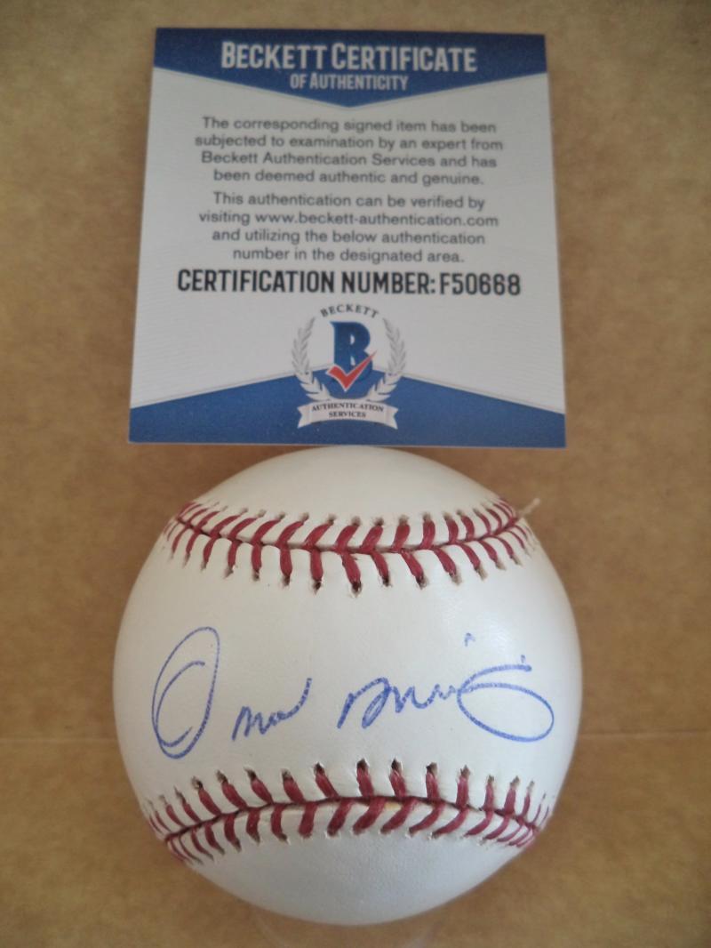 OMAR MINAYA METS FORMER GM SIGNED AUTOGRAPHED M.L. BASEBALL BECKETT F50668