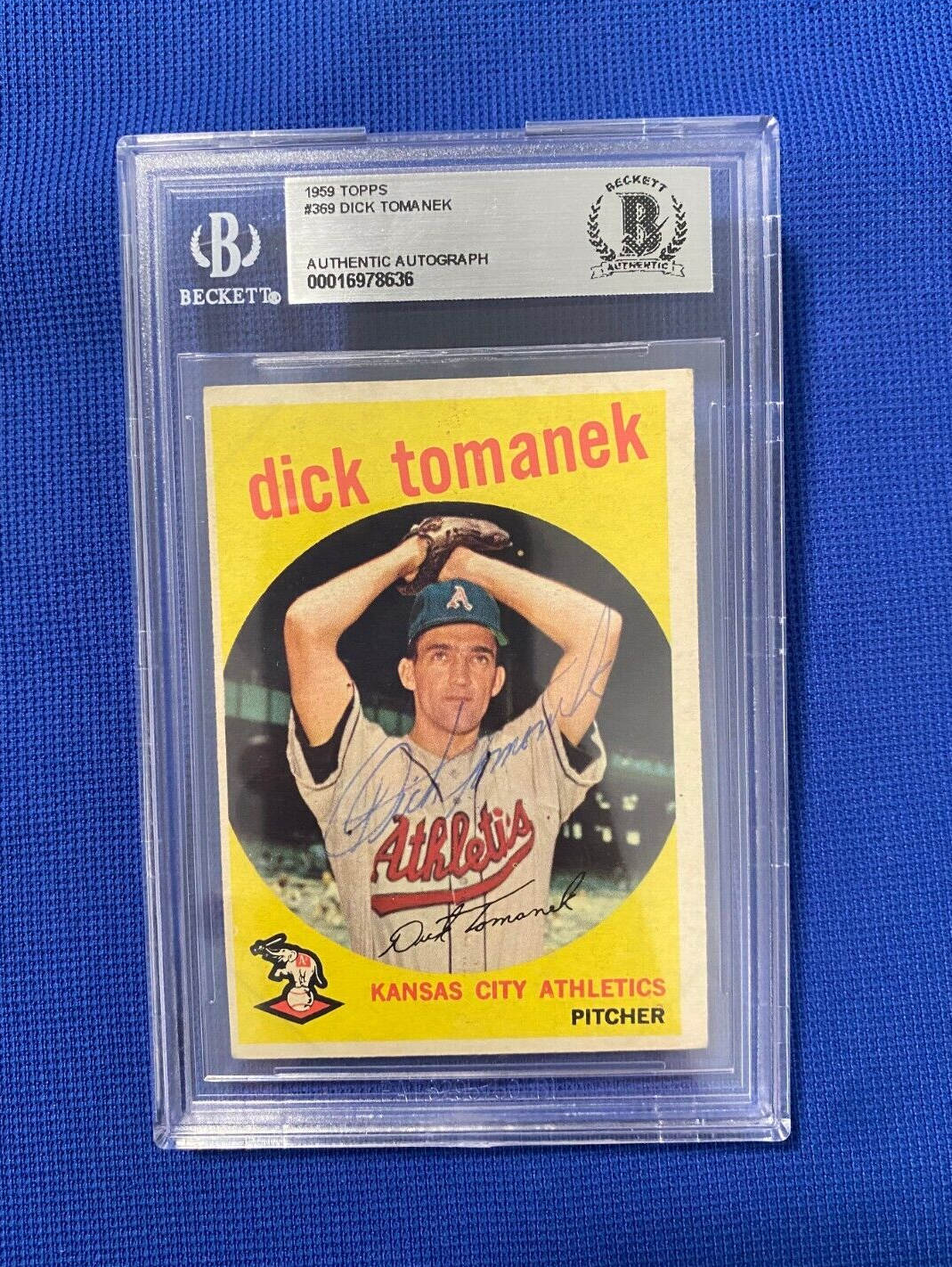1959 TOPPS DICK TOMANEK KC ATHLETICS SIGNED AUTOGRAPHED AUTO CARD #369 BECKETT