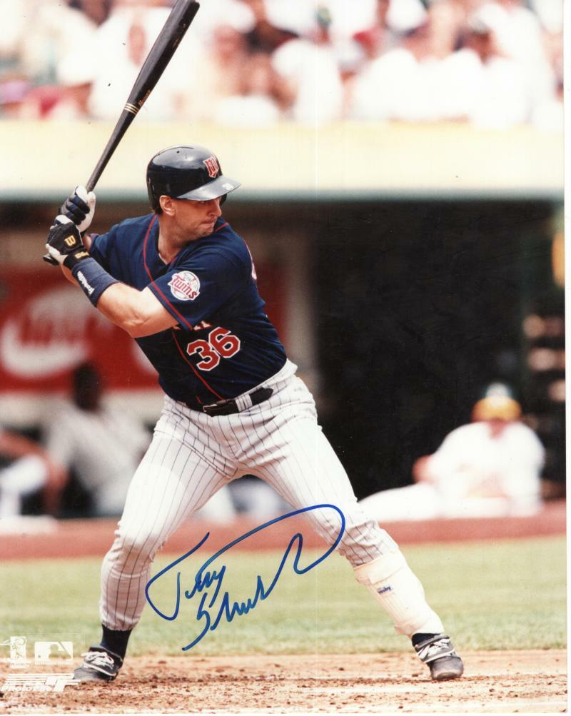 TERRY STEINBACH MINNESOTA TWINS ACTION  SIGNED AUTOGRAPHED 8X10 PHOTO W/ COA