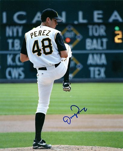 OLIVER PEREZ    PITTSBURGH  PIRATES SIGNED 8X10 PHOTO