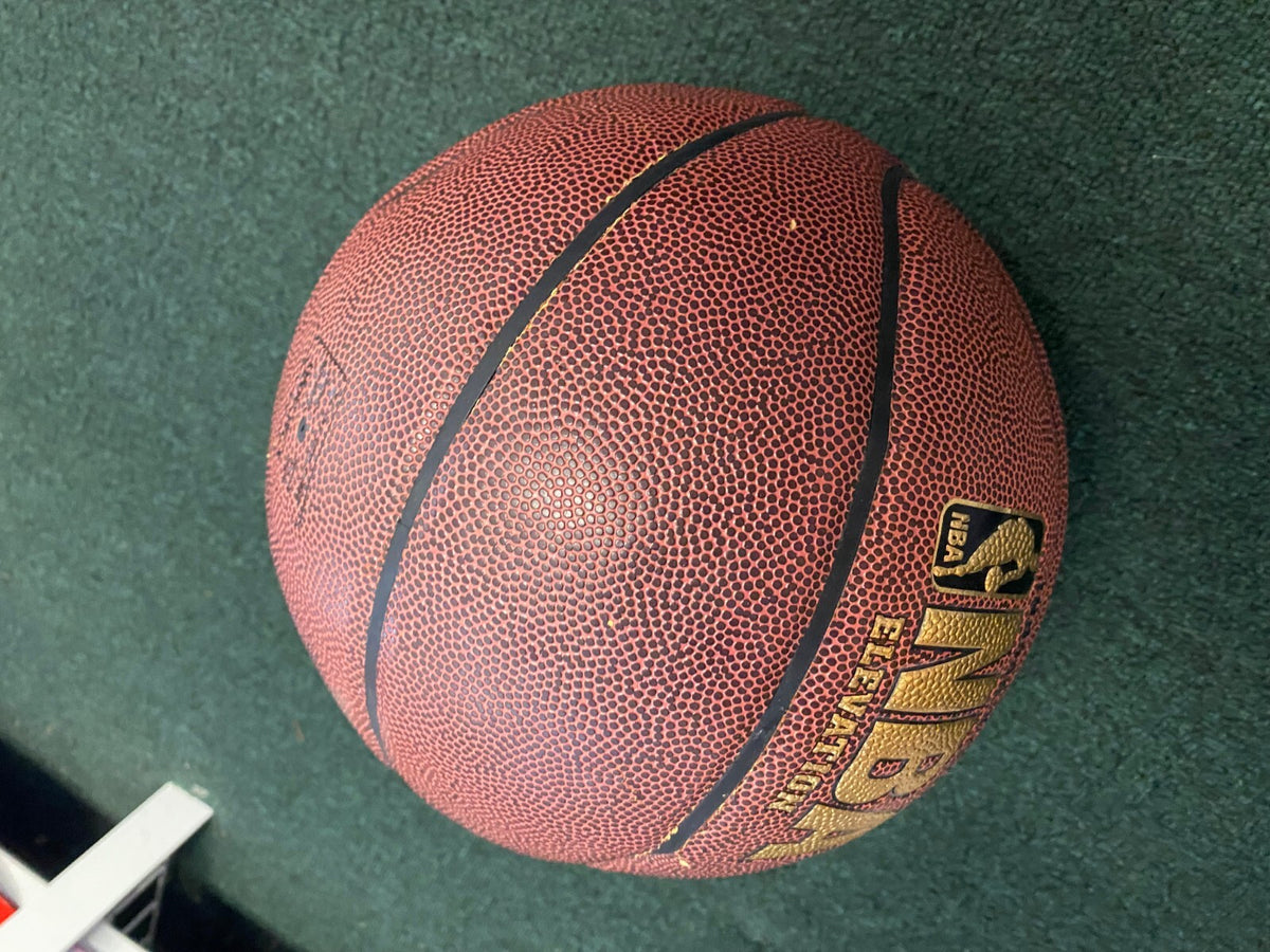 OSCAR ROBERTSON HOF 79 SIGNED AUTOGRAPHED SPALDING BASKETBALL BECKETT AUTHENTIC