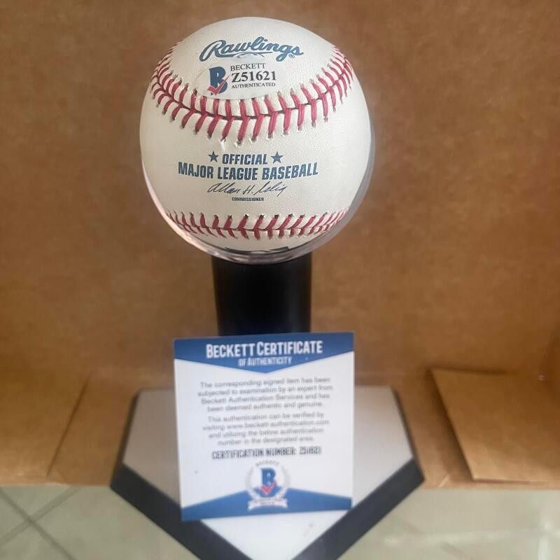 BOBBY SHANTZ 8 GOLD GLOVES SIGNED AUTOGRAPHED M.L. BASEBALL BECKETT AUTH