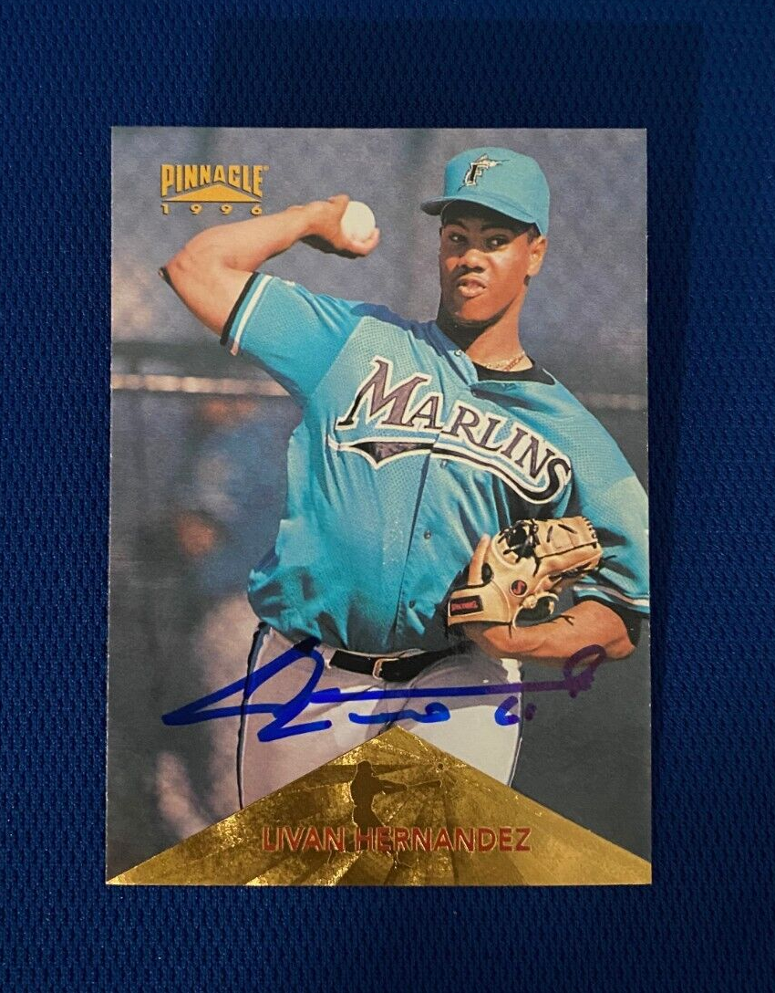 1996 PINNACLE LIVAN HERNANDEZ FLORIDA MARLINS RC ROOKIE SIGNED CARD #372 W/COA