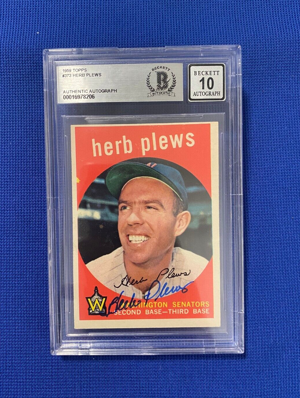 1959 TOPPS HERB PLEWS SENATORS SIGNED AUTOGRAPHED CARD #373 BECKETT 10 AUTO